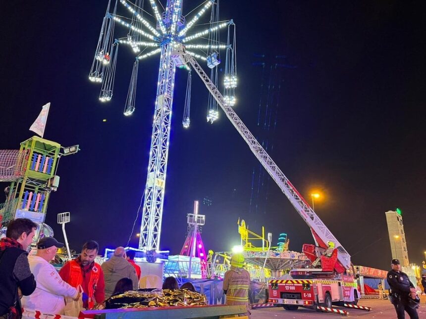 Fuera de Serie : Bomberos rescatan a 14 personas que pasaron horas colgadas en un columpio gigante en España