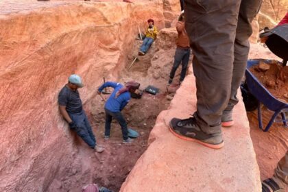 Encuentran tumba intacta con 12 esqueletos en Petra; arqueólogos se encuentran fascinados