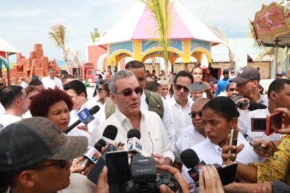 Presidente Abinader reitera compromiso con modernización fiscal y respalda proyecto turístico en Pedernales