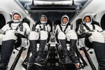 Tripulación de misión comercial parte hacia la Tierra tras siete meses en la EEI; amerizará el viernes