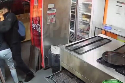 Fuera de Serie : Un hombre apuñala a su expareja casi 30 veces en una pizzería de Argentina