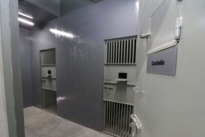 Las autoridades están investigando si realmente la mujer logró quedar embarazada con tan solo inocularse el semen que le pasó otro recluso a través del tubo del aire acondicionado que conectaba sus celdas.
