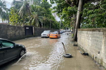 Cuando llueve, la calle Águeda Suárez de San Miguel se vuelve un río