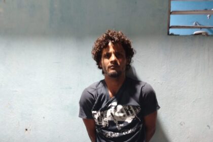 Detienen hombre con presunta cocaína y 28 mil pesos falsos en Villa Los Almácigos