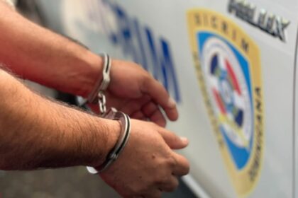 Detienen hombre en flagrante delito por distribución de sustancias controladas en Guachupita