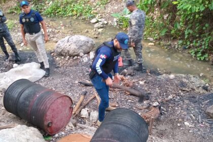 Autoridades desbaratan un laboratorio de “triculí” y otras bebidas clandestinas en Azua