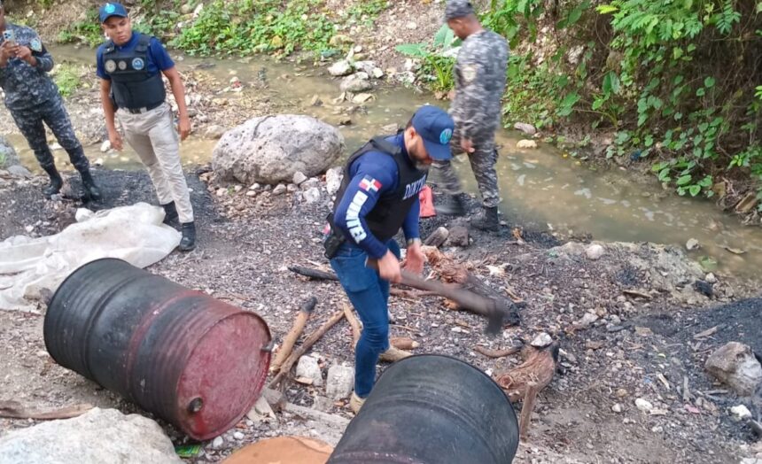Autoridades desbaratan un laboratorio de “triculí” y otras bebidas clandestinas en Azua
