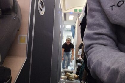 VIDEO: Turbulencia extrema arroja al techo a pasajeros de un avión