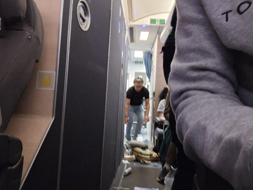 VIDEO: Turbulencia extrema arroja al techo a pasajeros de un avión