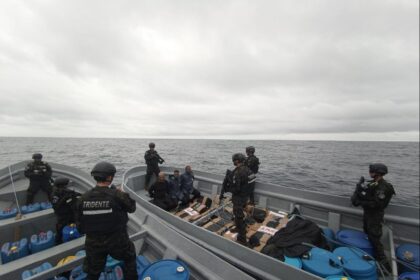 Marina salvadoreña intercepta embarcación con 2 toneladas de cocaína