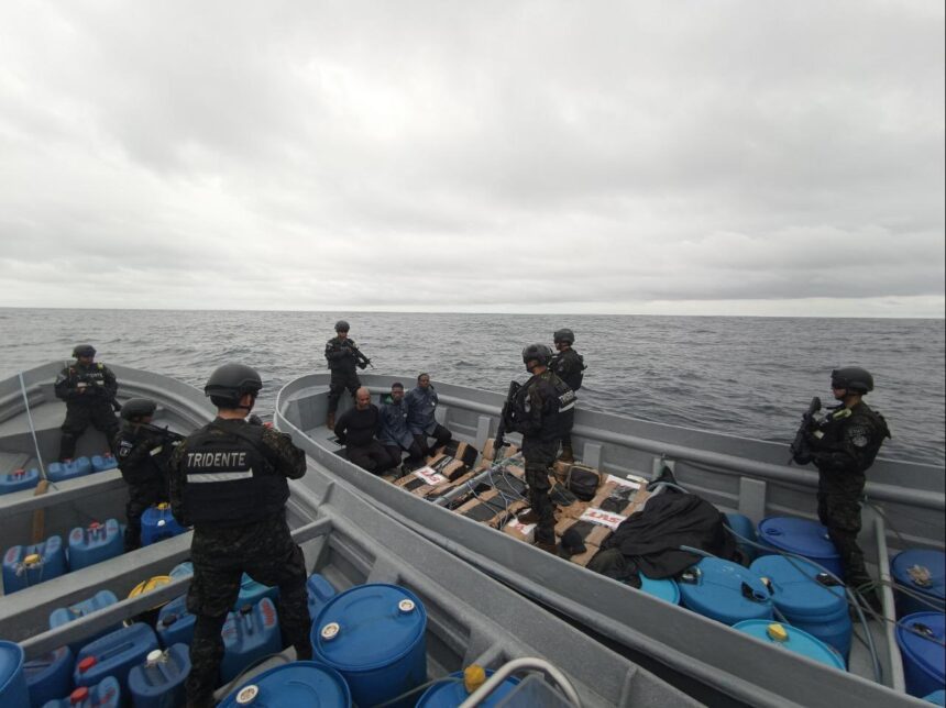 Marina salvadoreña intercepta embarcación con 2 toneladas de cocaína