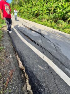 Evalúan grietas en la carretera Las Galeras-Samaná 7 Evalúan grietas en la carretera Las Galeras-Samaná