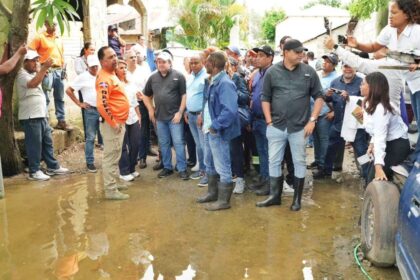 Ministro Paliza recorre zonas afectadas en Cabarete por lluvias; dispone operativo