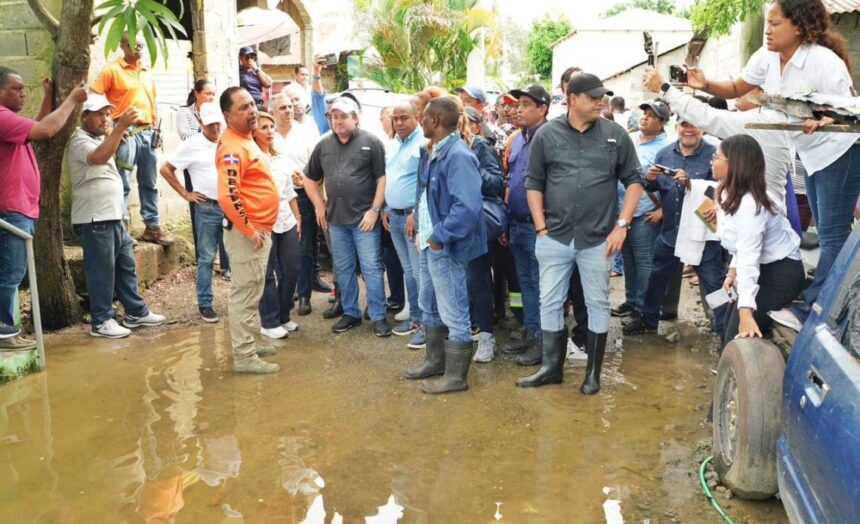 Ministro Paliza recorre zonas afectadas en Cabarete por lluvias; dispone operativo