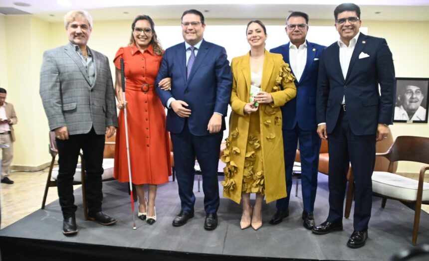 Gloria Reyes presenta su primer libro «Actúa hoy: cinco columnas para construir superación»