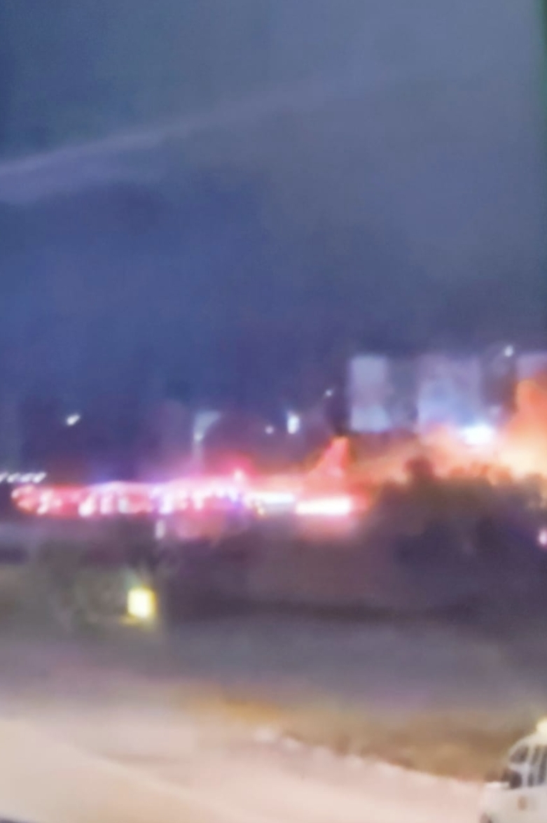 Un avión ruso se incendia en un aeropuerto de Turquía (VIDEOS)