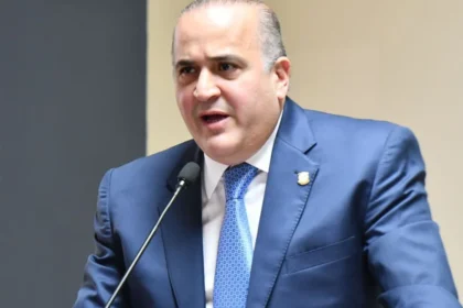 Senador dice algunos funcionarios son “traviesos”, “se han vuelto locos” y van a caer presos