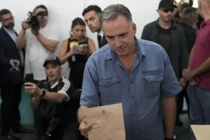 Presidente saliente de Uruguay felicita al izquierdista Yamandú Orsi por victoria en segunda vuelta