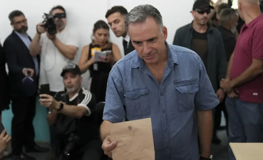Presidente saliente de Uruguay felicita al izquierdista Yamandú Orsi por victoria en segunda vuelta