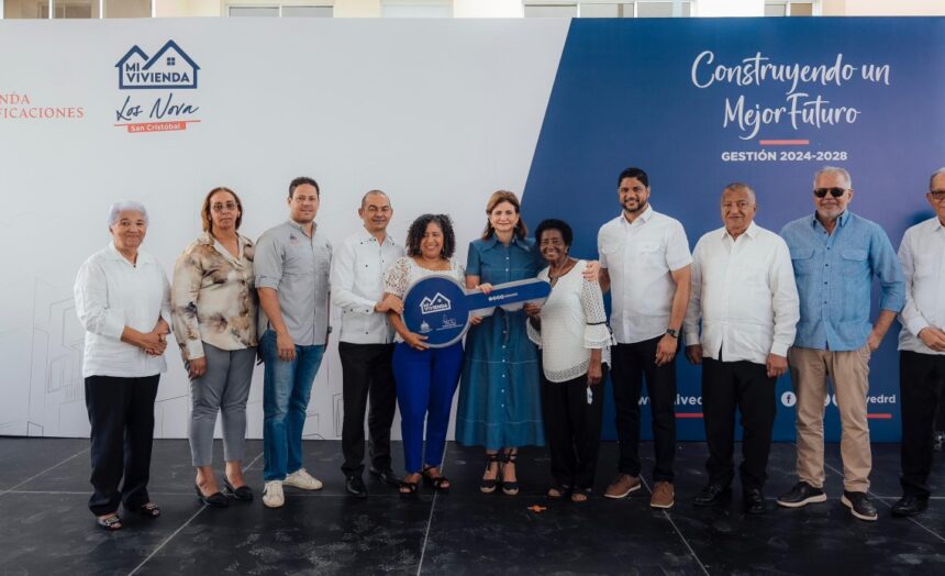 Vicepresidenta entrega 12 nuevas viviendas a familias de San Cristóbal