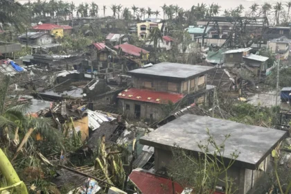 Un nuevo tifón golpea Filipinas, donde provoca marejadas y evacuaciones masivas