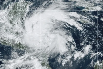 Tormenta tropical Sara toca tierra en el norte de Honduras y trae fuertes lluvias a Centroamérica