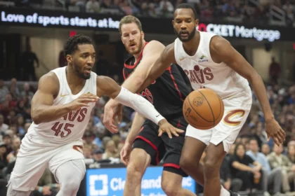 Mitchell y Jerome anotan 26 cada uno y Cavaliers siguen invictos en casa al ganar 122-108 a Raptors
