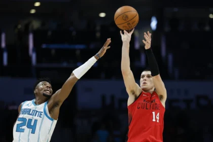 Tyler Herro registra 27 puntos en triunfo del Heat 98-94 sobre los Hornets y así evitar remontada