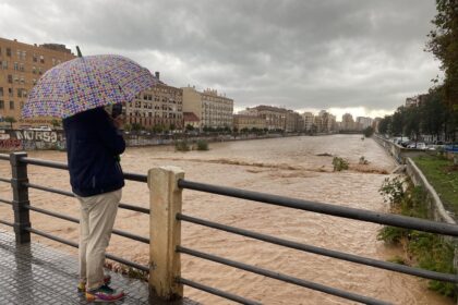 Se desborda el río Benamargosa, en Málaga, por las fuertes lluvias y el agua entra en las casas