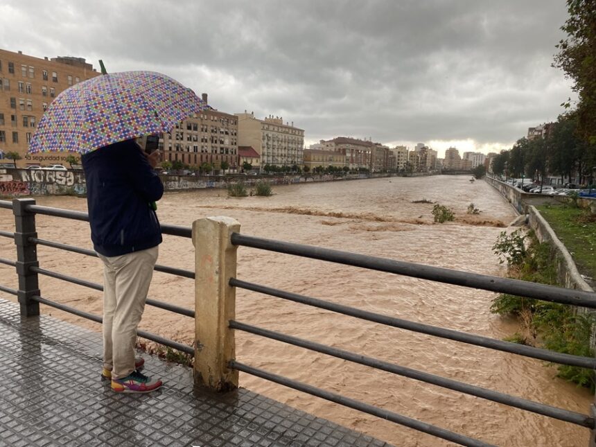 Se desborda el río Benamargosa, en Málaga, por las fuertes lluvias y el agua entra en las casas
