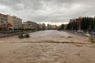 Miles de evacuados, trenes suspendidos e inundaciones por una dana que se ceba con Málaga