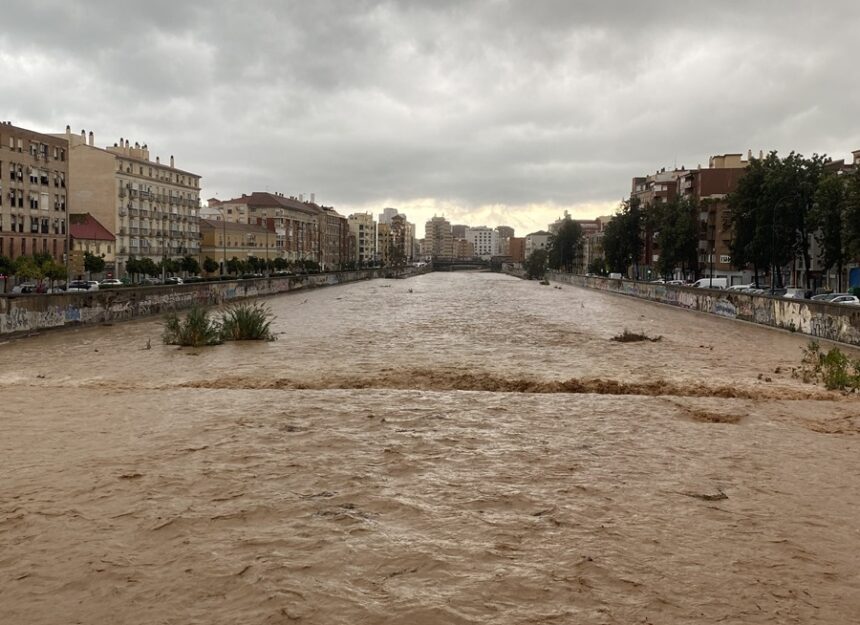 Miles de evacuados, trenes suspendidos e inundaciones por una dana que se ceba con Málaga