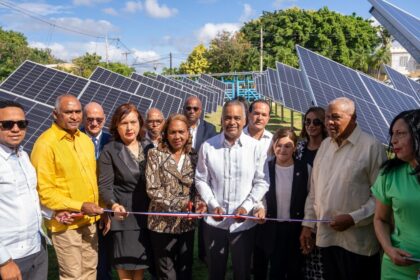 Paya, en Baní, el primer punto del país en iluminar sus calles con energía solar