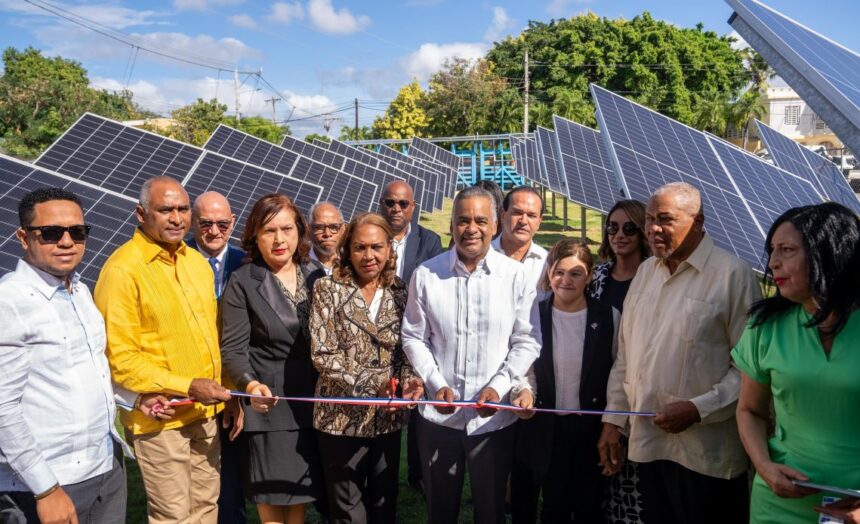 Paya, en Baní, el primer punto del país en iluminar sus calles con energía solar
