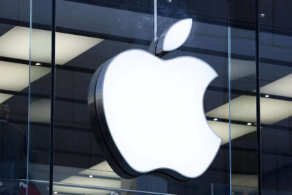 Demandan a Apple por 'silenciar' al personal y espiar sus dispositivos