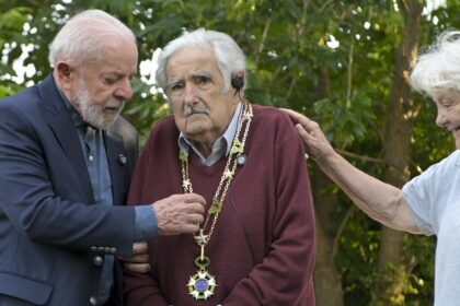 Lula impone la máxima condecoración de Brasil a José 'Pepe' Mujica