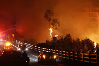 VIDEOS: El sur de California está bajo embate de las llamas