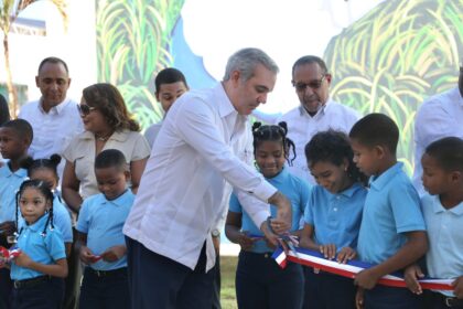 El presidente Abinader inaugura escuela básica, plazoleta y cancha deportiva en San Pedro de Macorís