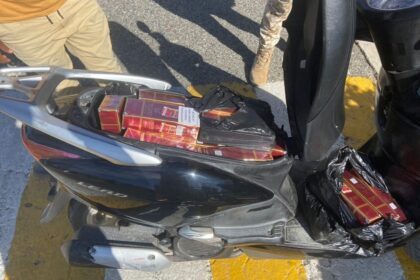 El Cesfront atrapa más de 100 mil cigarrillos en pasola y motocicletas; apresa uno