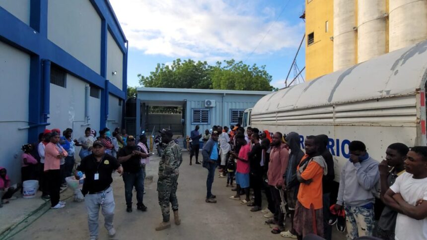 Migración y Ejército agarran a 64 haitianos indocumentados en Montecristi
