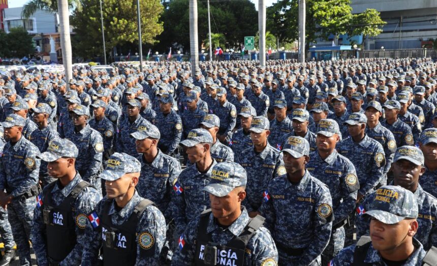 Son 19 mil policías y militares que van para la calle ahora en Navidad