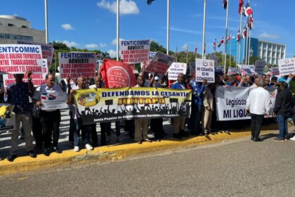 Empleados se manifiestan frente al Congreso en exigencia de no tocar cesantía en eventual reforma laboral