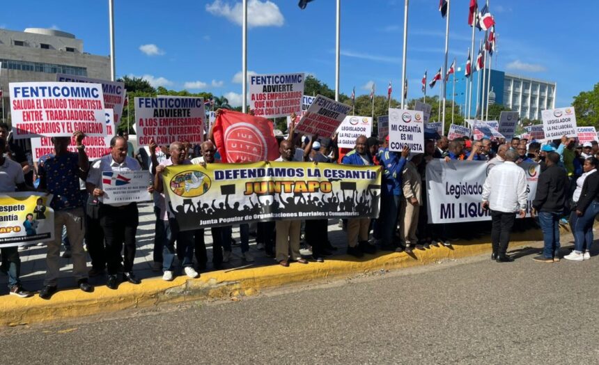 Empleados se manifiestan frente al Congreso en exigencia de no tocar cesantía en eventual reforma laboral
