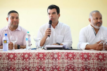 Wellington Arnaud realiza encuentro comunitario en la provincia Peravia