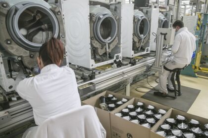 El turismo y el empleo favorecen que el crecimiento de España triplique el de la eurozona