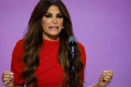 Trump elige a Kimberly Guilfoyle, prometida de su hijo mayor, como embajadora en Grecia