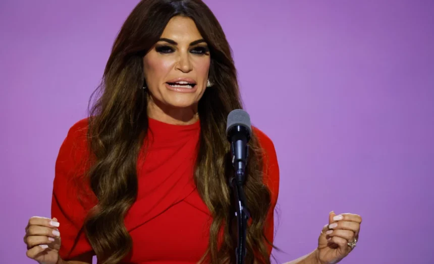 Trump elige a Kimberly Guilfoyle, prometida de su hijo mayor, como embajadora en Grecia