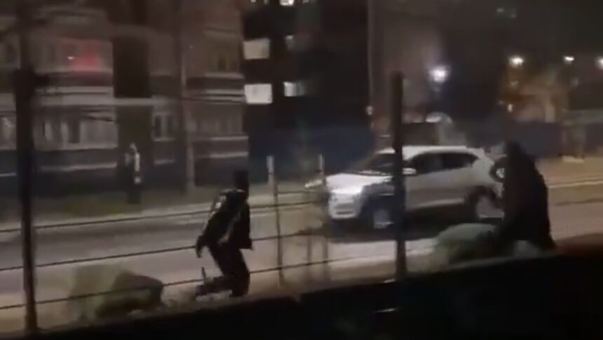 VIDEO: Hombres armados con machetes protagonizan una pelea en una calle de Londres