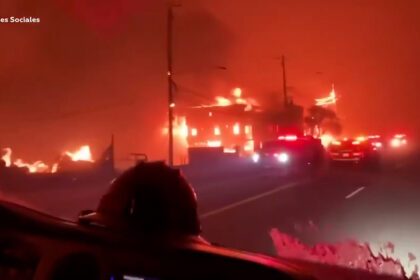 Conduciendo por el infierno: videos desde autos que atraviesan la zona de los incendios en Los Ángeles