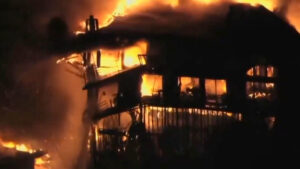 VIDEO: Casa se derrumba en directo durante un reportaje sobre los incendios de Los Ángeles